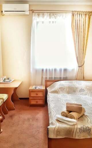 Мини-отель ФЕЯ-центр Бердянска Бердянск Двухместный номер с 1 кроватью и собственной ванной комнатой-11