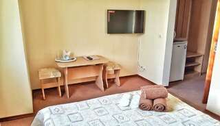 Мини-отель ФЕЯ-центр Бердянска Бердянск Двухместный номер с 1 кроватью и собственной ванной комнатой-6